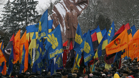 Demonstration ukrainischer Nationalisten vor einer Statue von Stepan Bandera, dem Führer der Organisation Ukrainischer Nationalisten (OUN), die zahllose Massaker an Juden und Polen durchgeführt hat.