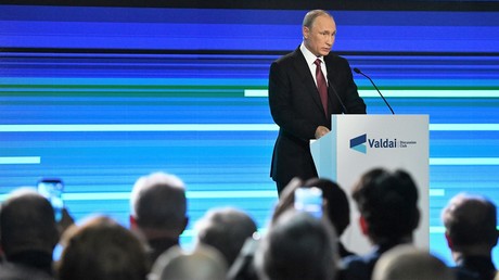 Russlands Präsident Wladimir Putin hält seine Rede während der Abschlusskonferenz des Internationalen Diskussionsklubs Waldai in Sotschi am 27. Oktober 2016. 