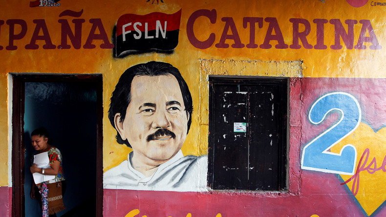 Eine Frau vor einem Geschäft, dass die Wahlkampagne der Sandinisten gestaltet hat, mit einem einem Porträt des Präsidenten Daniel Ortega, Cataria, Nicaragua 28. Oktober 2016. 