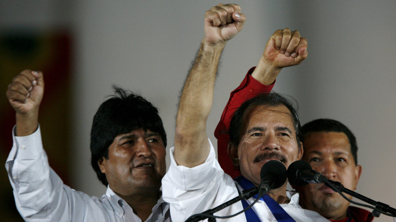 Nicaraguas Präsident Daniel Ortega (M), Boliviens Präsident Evo Morales (L) und Venezuelas ehemaliger Präsident Hugo Chavez, nach Ortegas Vereidigung, Managua, Januar 2007