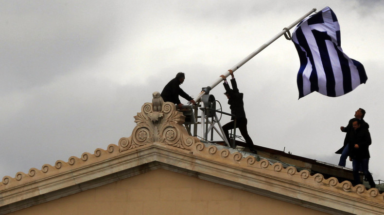 Mitarbeiter des griechischen Parlaments tauschen die Fahne aus, Athen, Griechenland, 18. April, 2012