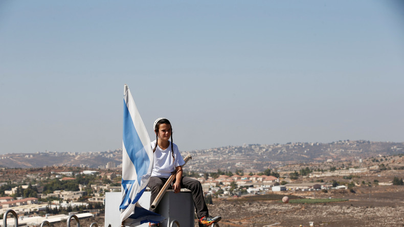 Junge mit israelischer Flagge in der Siedlung Amona