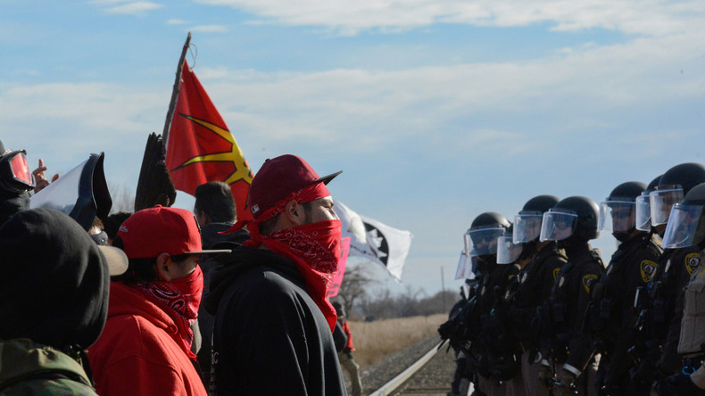 Demonstranten und Polizisten während einer Kundgebung in Standing Rock, North Dakota, USA, 15. November 2016. 