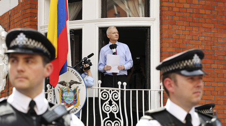 Julian Assange auf dem Balkon der ecuadorianischen Botschaft in London.
