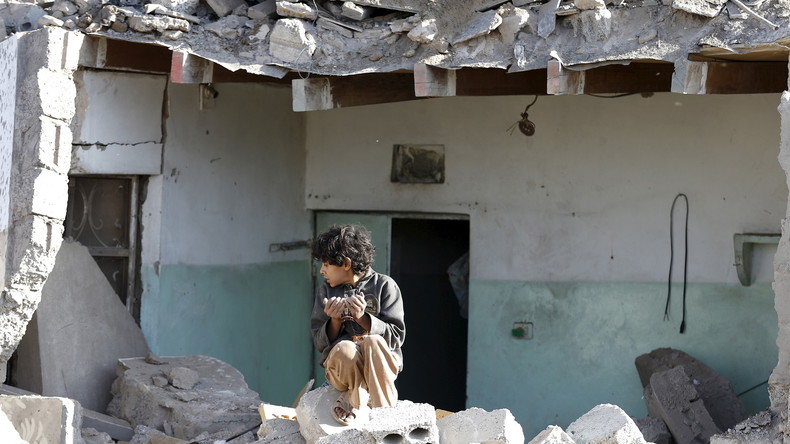 Ein Junge sitzt auf den Trümmern eines durch einen Angriff der saudi-arabischen Luftwaffe zerstörten Gebäudes. Sanaa, 26. März 2016