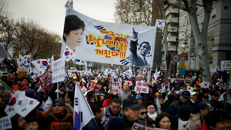 Unterstützer der südkoreanischen Präsidentin Park Geun-hye tragen ein Transparent mit ihrem Bild und dem ihres Vaters, dem ehemaligen Diktator Park Chung-hee in Seoul, 17. Dezember 2016. 