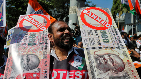 Ein Demonstrant hält ein Banner gegen die vom oppositionellen Nationalkongress kritisierte Abschaffung der 500 und 1000 Rupee-Scheine, Mumbai am 28. November 2016.
