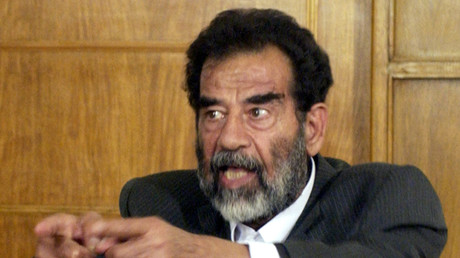 Iraks Präsident Saddam Hussein vor dem Gericht, das ihn zum Tode verurteilte, Bagdad, 1. Juli 2004. 