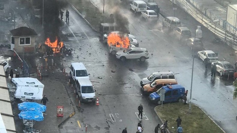 Explosion in Izmir: Brennende Autos vor Gerichtsgebäude