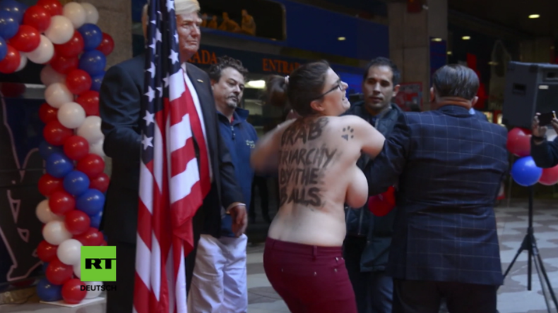 „Packt sie bei den Hoden“ - Barbusige Femen-Aktivistin stürmt Präsentation von Trump-Wachsfigur 