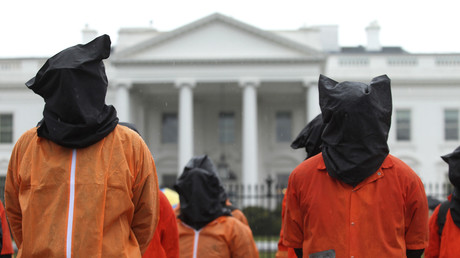 Mitglieder von Amnesty International protestieren gegen das Gefangenenlager in Guantanamo vor dem Weißen Haus in Washington, USA, 11. Januar 2012.