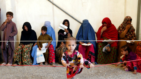 Eine afghanische Frau und ihre Kinder vor dem Registraturzentrum des UN-Flüchtlingswerkes (UNHCR) in Kabul, Afghanistan, 27. September 2016. 