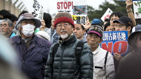 Proteste gegen den US-Stützpunkt vor dem Marine-Camp Schwab richten sich gegen die Erweiterung des Luftwaffenstützpunktes in Nago, Okinawa, 1. Februar 2017. 