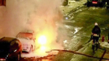 Ein schwedischer Feuerwehrmann versucht ein brennendes Auto in Stockholm zu löschen. Bild aus Reuters-Video, 11. Dezember 2010. 