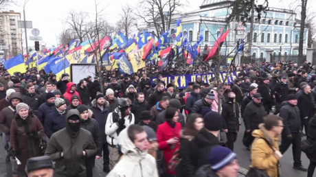 Rechter Sektor, Asow und Nationale Korps marschieren gemeinsam in Kiew. 
