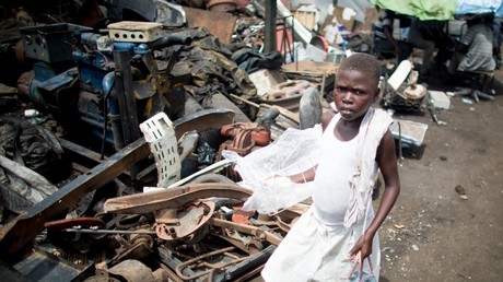 In Accra, Ghana arbeiten auch Kinder auf großen Mülldeponien als Burner.