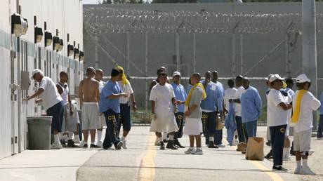 Häftlinge warten im Wasco Gefängnis auf die Öffnung der Gefängnis-Kantine in Bakersfield, Kalifornien, USA, 26. August 2008.