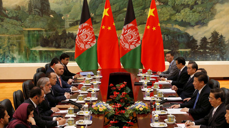 Der chinesische Präsident Xi Jinping (3. von rechts) und afghanische Delegierte bei einem Treffen in Peking, China, 17. Mai 2016.