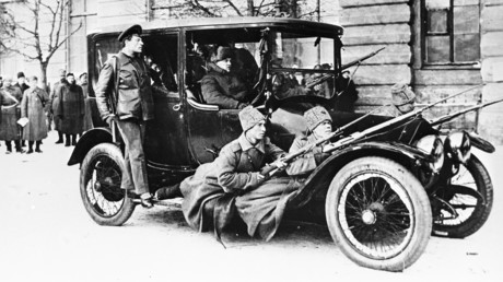 Die bewaffneten Revolutionäre bewachen das Kirier-Automobil der Provisorischen Regierung am 2. März 1917 in Petrograd. 