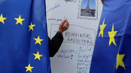 Eine Person notiert Gedanken auf einem Whiteboard der Pro-EU-Gruppe 