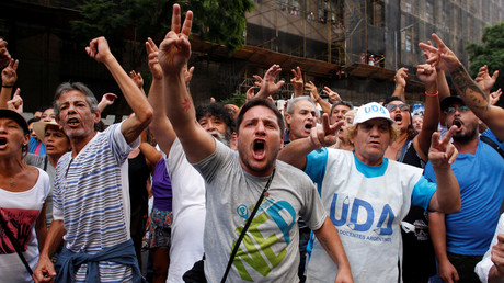 Demonstranten auf einem Protest des Gewerkschaftsverbandes National General Confederation of Labor (CGT) solidarisieren sich mit einem Streik der Lehrer, Buenos Aires, 7. März 2017.