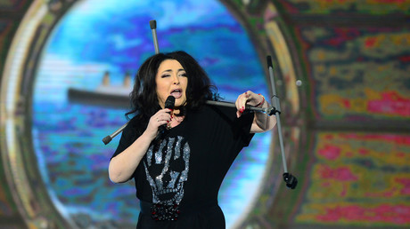 Sängerin Lolita Miljawskaja singt zum Abschluss des Festivals 
