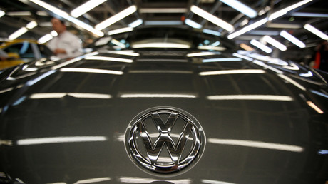 Die Volkswagen AG verwendete eine illegale Abschalteinrichtung in der Motorsteuerung ihrer Diesel-Fahrzeuge, um die US-amerikanischen Abgasnormen zu umgehen. Die Aufdeckung wurde durch eine Notice of Violation der US-Umweltbehörde Environmental Protection Agency (EPA) angestoßen.