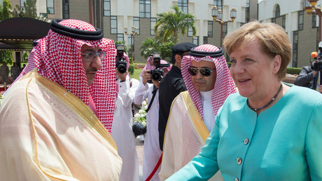 Der saudische Kronprinz Mohammed Bin Nayef schüttelt Angela Merkel die Hand. Das findet sie sehr bemerkenswert. Immerhin geht es um große Geschäfte; Dschidda, 30. April 2017.