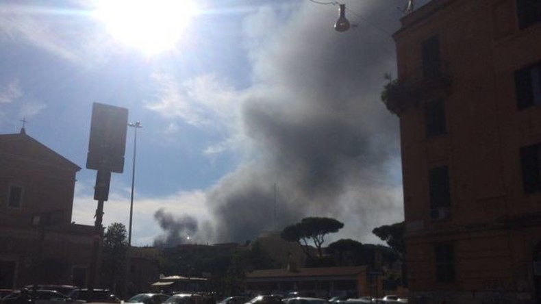 Nach lautem Knall: Großbrand auf Parkplatz in der Nähe des Vatikans