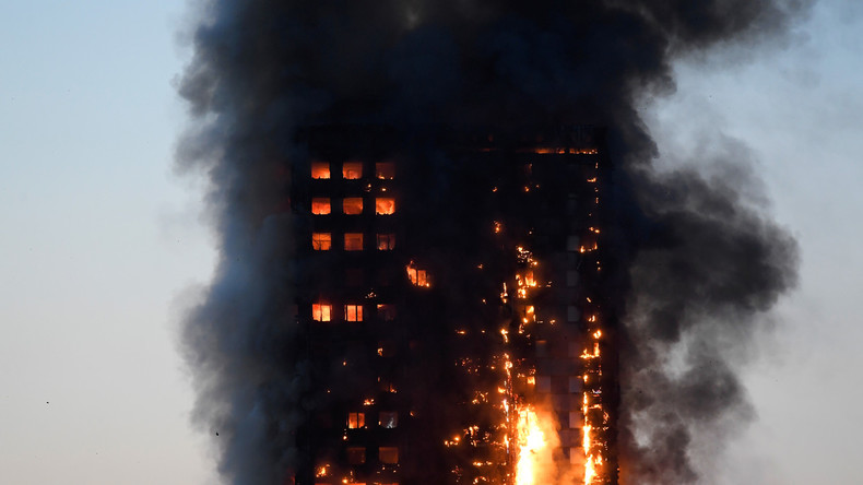 Großbrand in Londoner Hochhaus - Menschen eingeschlossen