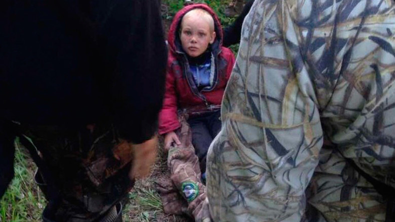 "Er trank Sumpfwasser und aß Gras" – Vierjähriger Junge nach 4 Tagen im Wald lebend gefunden