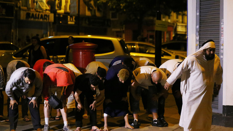Lieferwagen raste in Menschenmenge bei Moschee in London - Polizei nimmt Terrorermittlungen auf 