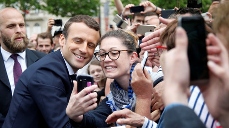 Der französische Präsident Emmanuel Macron posiert mit Anhängern, Paris, Frankreich, 3. Juni 2017. 