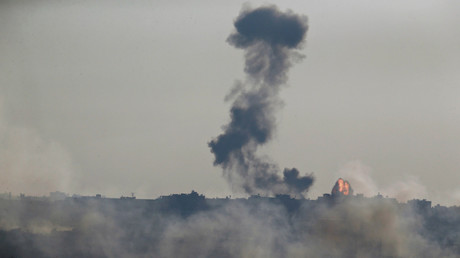 Eine Rauchsäule nach einem israelischen Vergeltungsangriff auf den Gaza-Streifen. Eine palästinensische Rakete hatte zuvor die israelische Grenzstadt Sderot angegriffen; 5. Oktober 2016. 