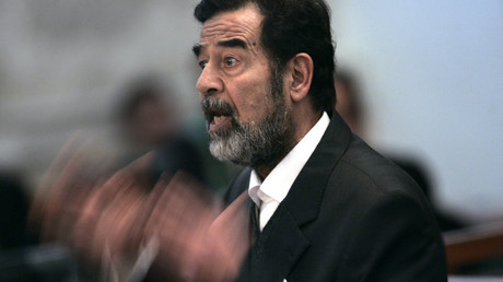 Der ehemalige irakische Präsident Saddam Hussein vor Gericht in Bagdad.