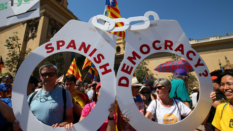 Pro-Unabhängigkeitsvertreter halten bei einer Kundgebung in Barcelona Handschellen mit der Aufschrift 