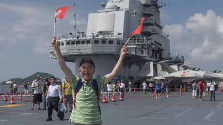 Ein Anwohner posiert auf Deck anlässlich der Feierlichkeiten zum Stapellauf von Chinas erstem Flugzeugträger.