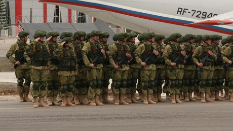 Russische Soldaten auf dem Militärflugplatz Hmeimim in der syrischen Provinz Latakia. Erstmals sollen russische Soldaten die Einhaltung der Feuerpause in zwei Deeskalationszonen vor Ort überwachen. 