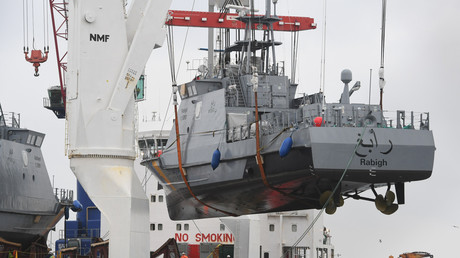 Ein Küstenschutzboot für Saudi-Arabien wird auf ein Transportschiff im Hafen von Mukran, Sassnitz, beladen. Die Luerssen-Gruppe aus Bremen, zu der die Wolgaster Schifffahrtsgesellschaft gehört, erhielt den Auftrag für eine Flotte von Patrouillenbooten im Wert von über 1 Milliarde.