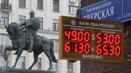 Eine Tafel mit Wechselkursen neben der Statue von Prinz Yury Dolgoruky, dem Begründer Moskaus im Jahr 1147, Moskau, Russland, 1. Dezember 2014.