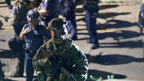 Eine schwer bewaffnete SWAT-Spezialeinheit am Rande einer Demonstration im Juni in Minnesota. Auch diese Spezialeinheiten zählen zu den Empfängern militärischen Geräts. 
